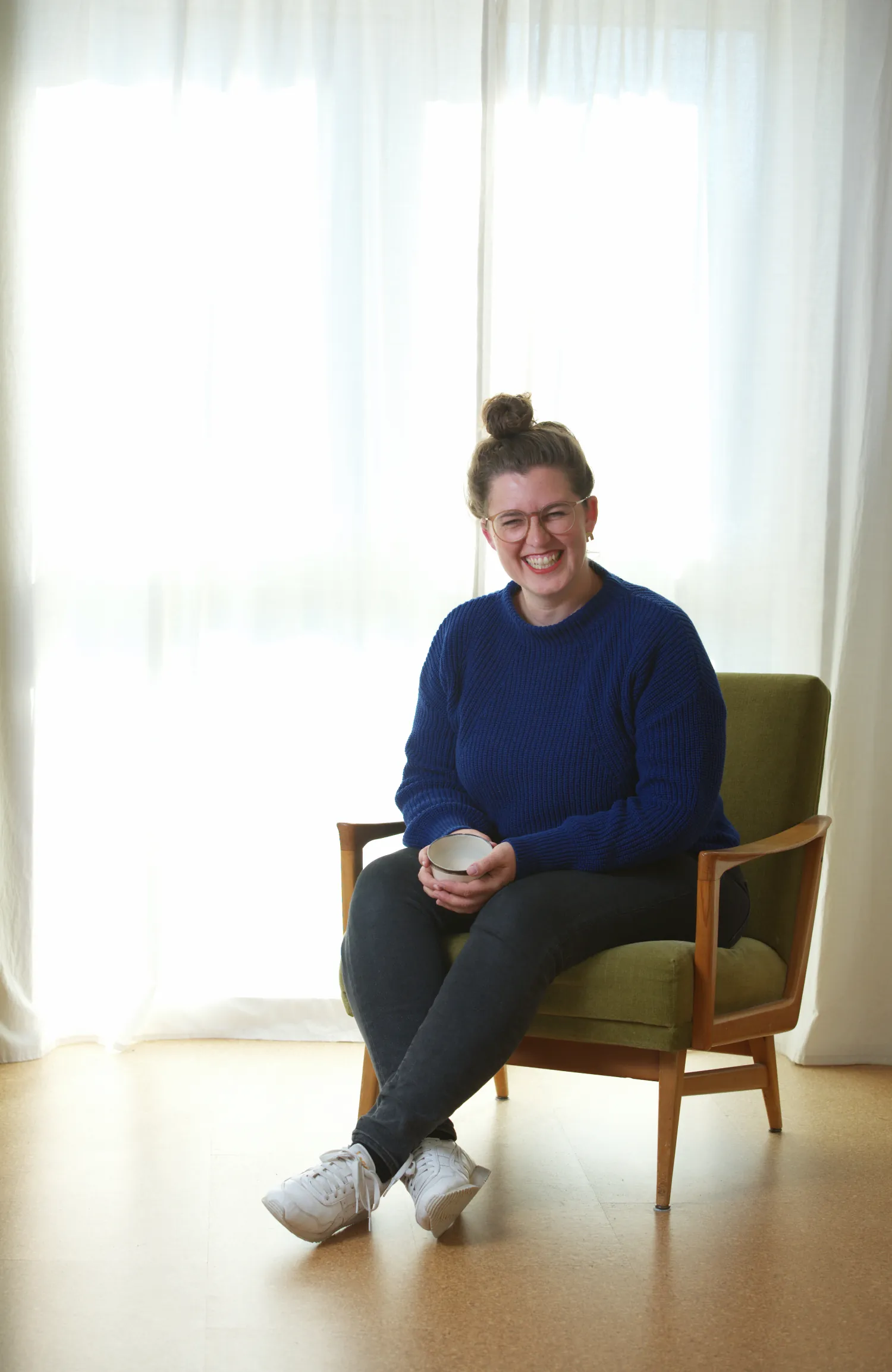 Dorothea Singer lächelt und sitzt entspannt in einem Sessel